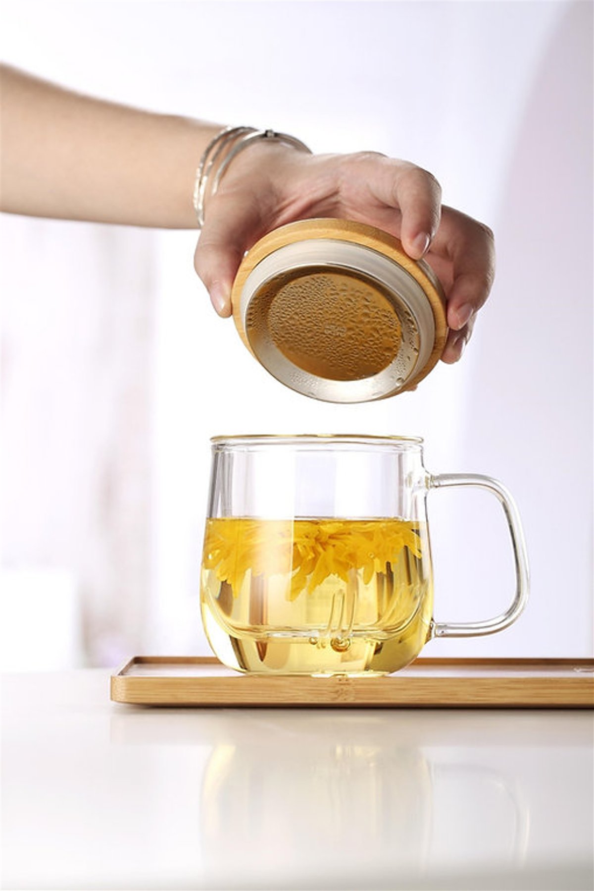 Šalica s filterom i drvenim poklopcem