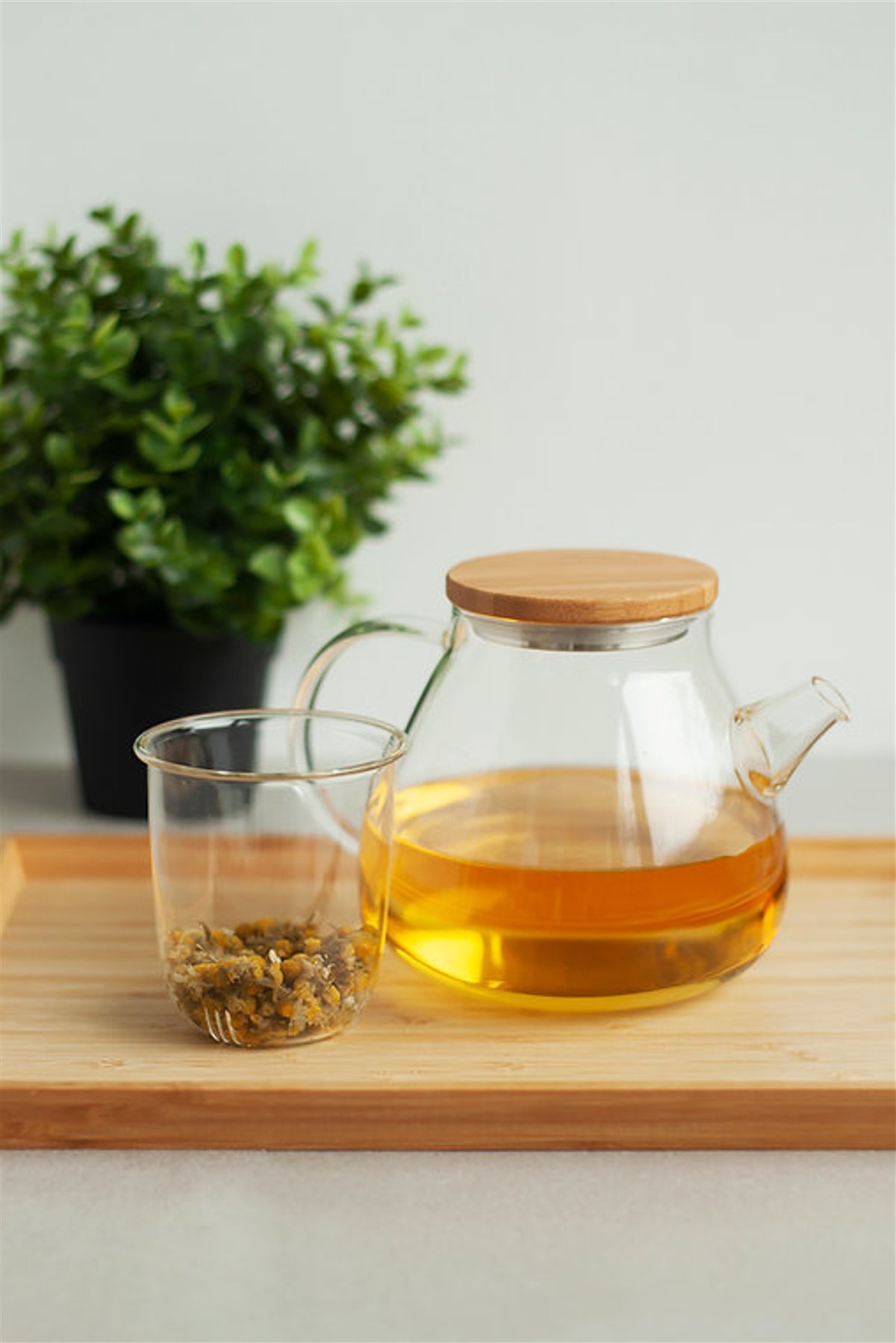 Čajnik s filterom i drvenim poklopcem