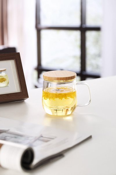 Šalica s filterom i drvenim poklopcem