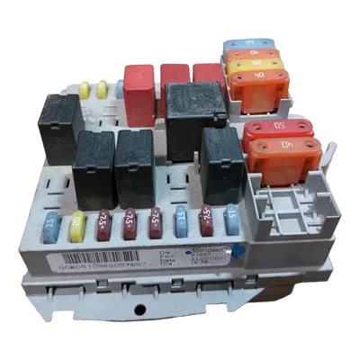 Alfa  Romeo 159 1.9 JTD  04-11    vanjska kutija osigurača   50510968