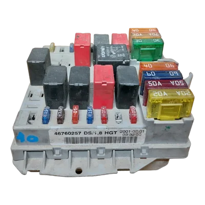 Fiat Punto II    99-11  vanjska kutija osigurača    46760257